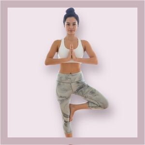 Alo Yoga White Marble Capri Leggings